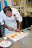 Le Chef Lionel Roux du restaurant &laquo;Au pied du Mur&raquo; � 63115 Mezel (Puy-de-D�me) emploie le Couteau japonais EPICURE Beta pour les Saint-Jacques.