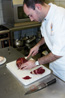 Le Chef Lionel Roux du restaurant &laquo;Au pied du Mur&raquo; � 63115 Mezel (Puy-de-D�me) emploie le Couteau japonais EPICURE Beta.