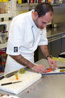 Le Chef Lionel Roux du restaurant &laquo;Au pied du Mur&raquo; � 63115 Mezel (Puy-de-D�me) emploie le Couteau japonais EPICURE Omega.